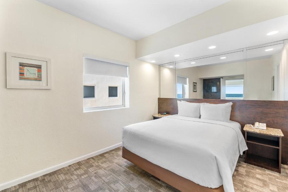Queen Suite with Sea View interior